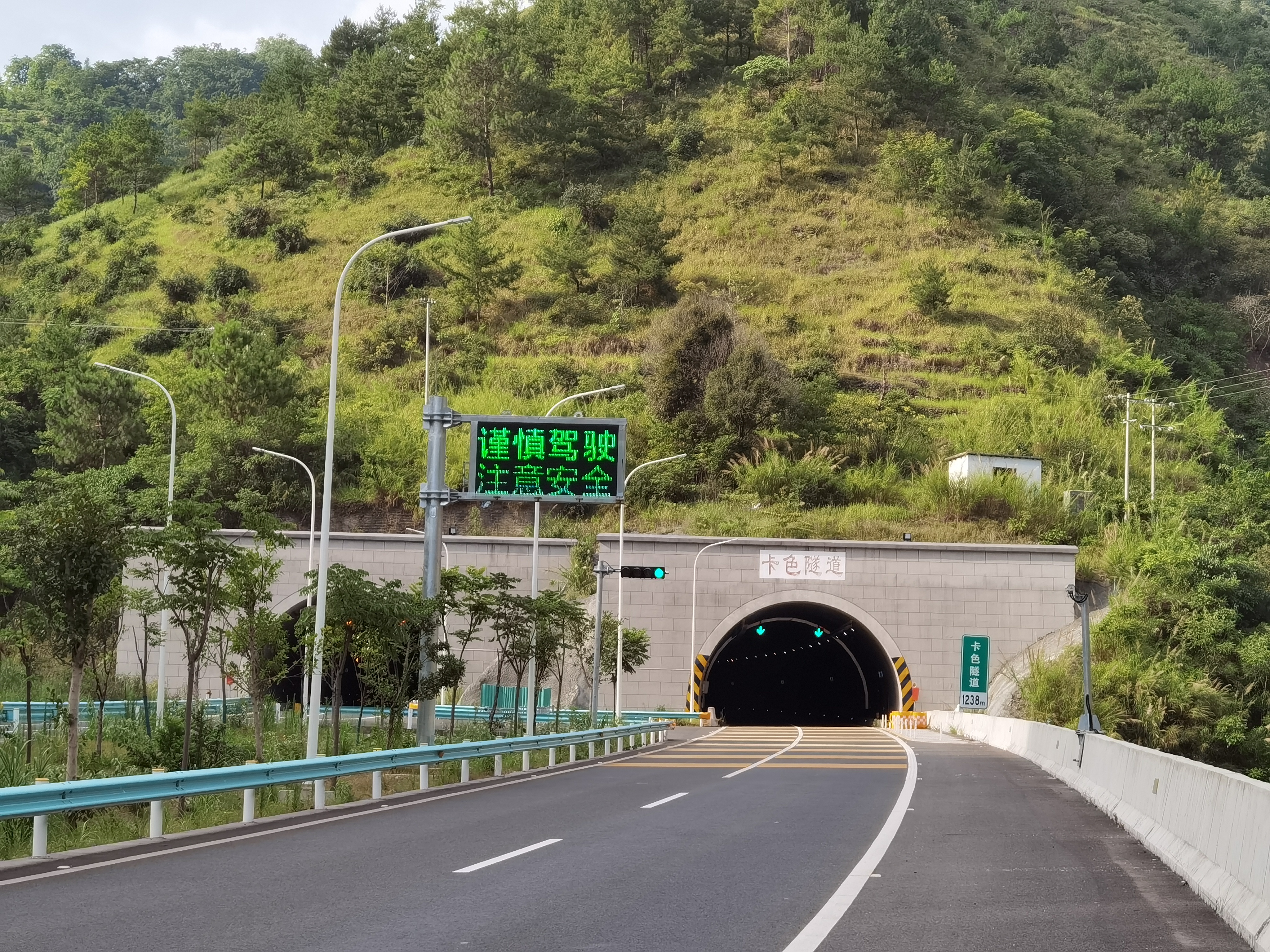 貴州省赤水至望謨隧道 (1).jpg